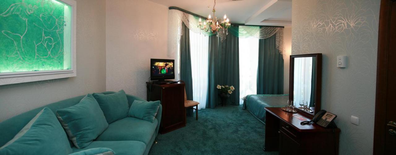 Reikartz Park Hotel Ivano Frankivsk Bagian luar foto