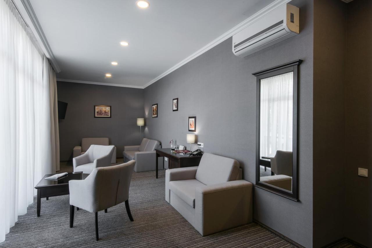 Reikartz Park Hotel Ivano Frankivsk Bagian luar foto